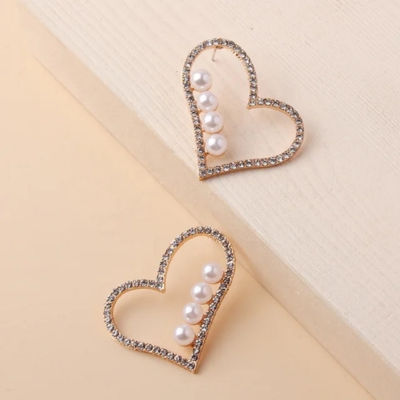 Heart Shaped Crystal Earrings With Faux Pearls - Picture 4 of 5